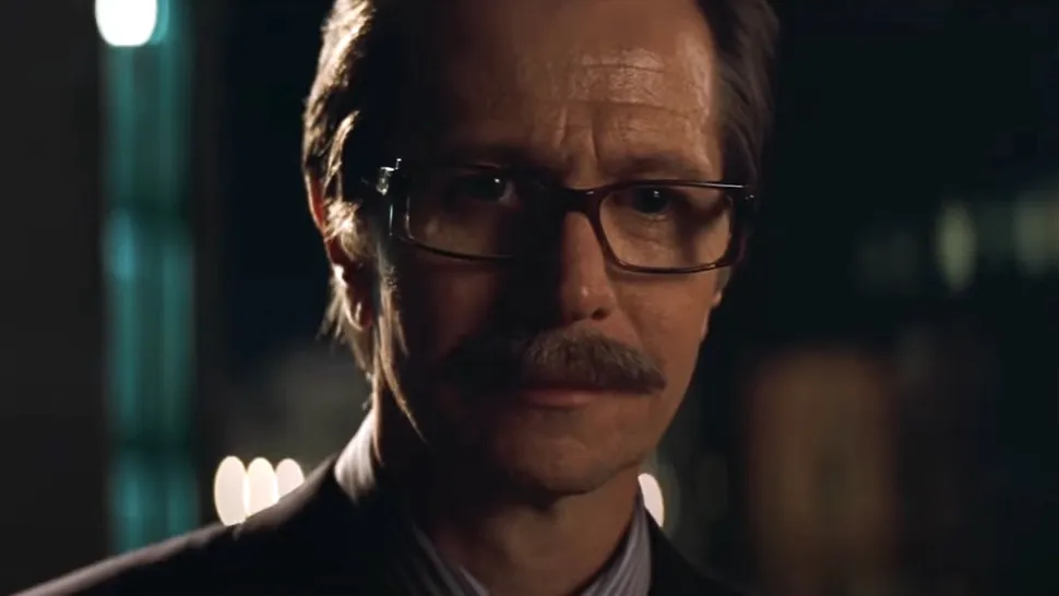 Gary Oldman revela como rotina exaustiva de voos ajudou na criação de Jim Gordon em “Batman Begins”